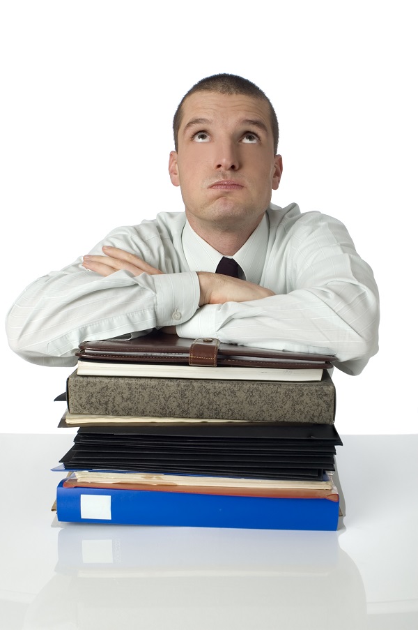 En mann med anstrengt ansiktsutrykk