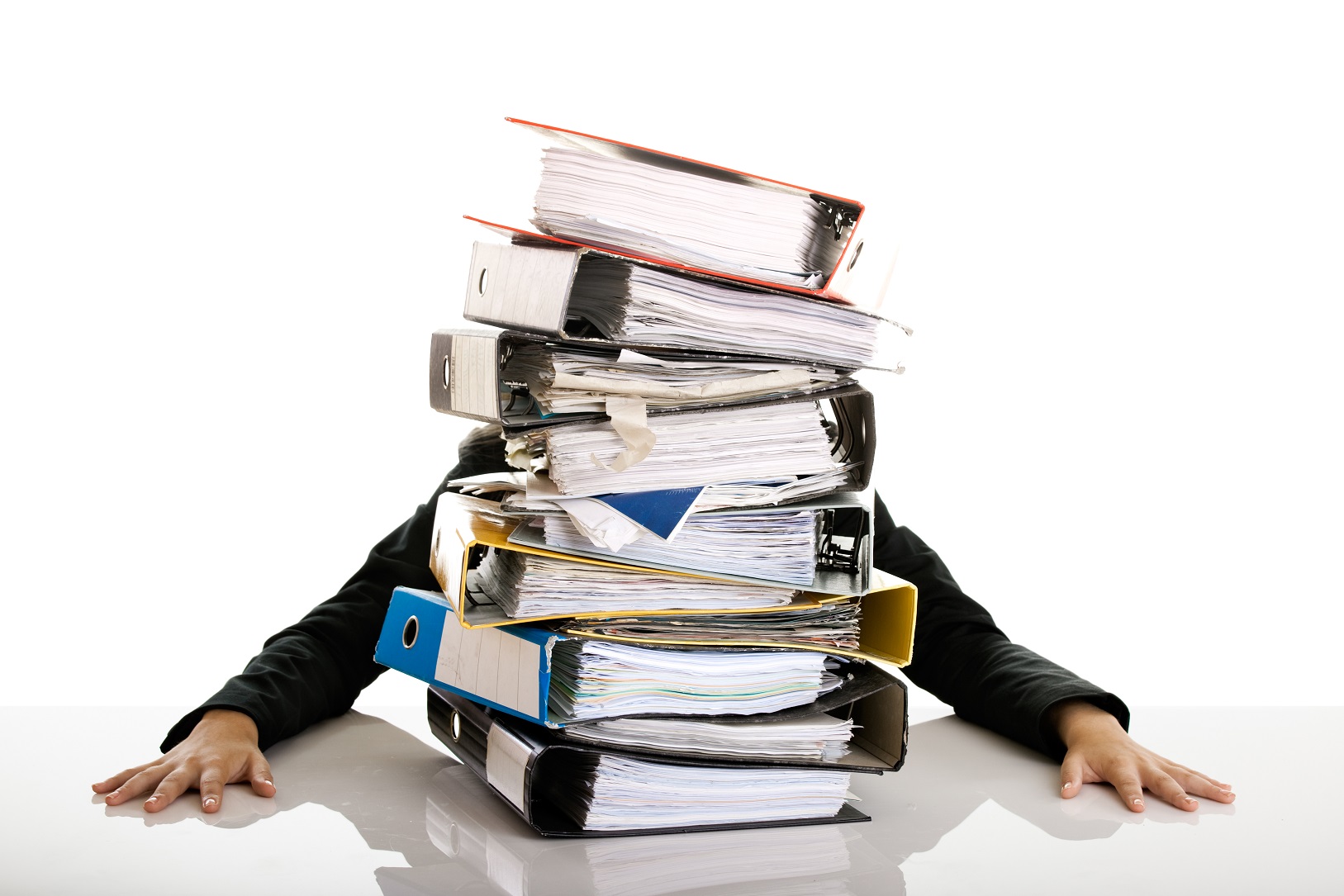 En haug med permer og dokumenter