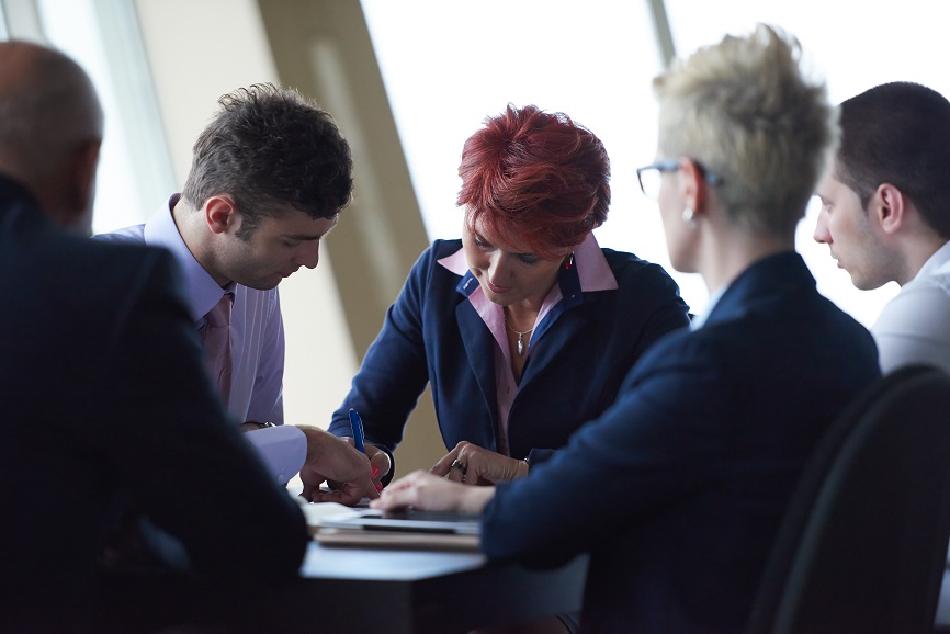 En gruppe av mennesker har møte